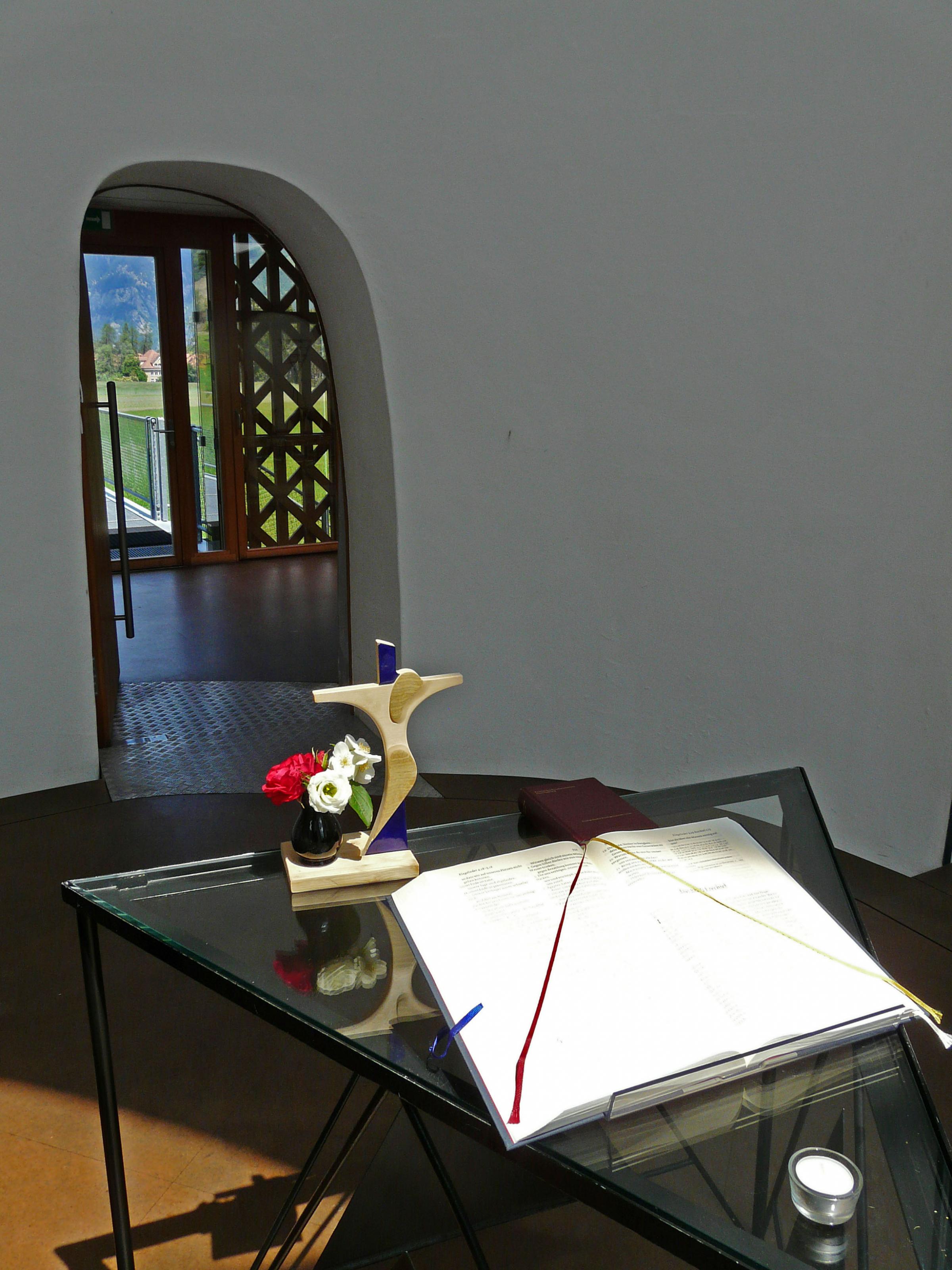 007-steinkirche-cazis-der-altar.jpg