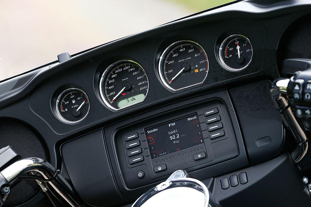 electra_glide_ultra_limited_cockpit.jpg