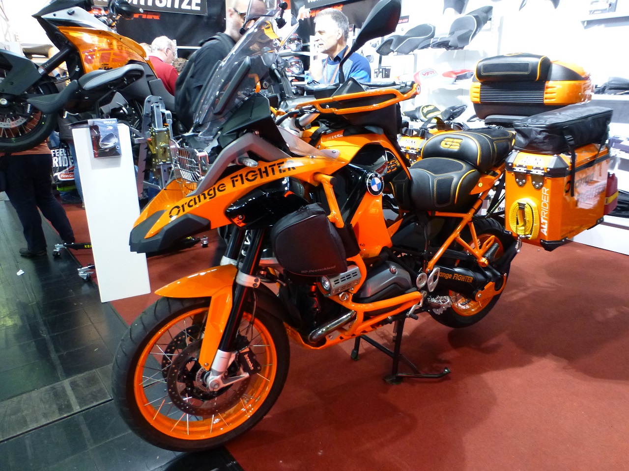 Klicke auf die Grafik für eine größere Ansicht
Name: Orange Fighter.jpg
Hits: 2005
Größe: 515,2 KB
ID: 155426
