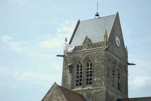 fallschirmj-u0025c3-u0025a4ger-puppe-der-kirche-von-st-mere-eglise.jpg