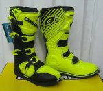 Neon Stiefel.jpg