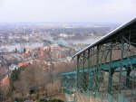 800px-Schwebebahn_Dresden_mit_Blick_auf_Blaues_Wunder_123.jpg