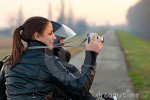 h%u00FCbsches-m%u00E4dchen-das-natur-vom-motorrad-fotografiert-23955135.jpg