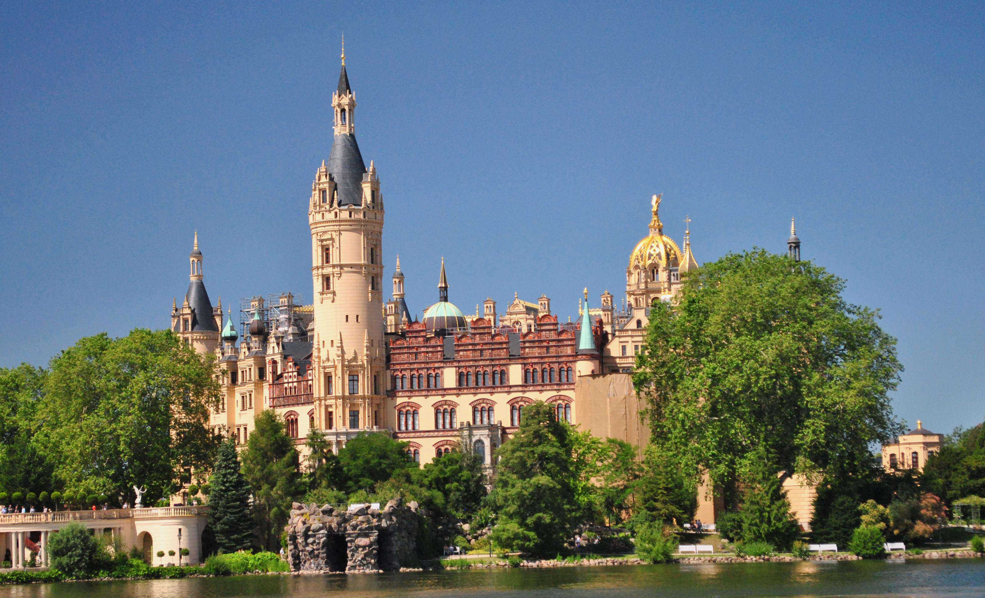 02 schweriner schloss mit blick vom innensee.jpg
