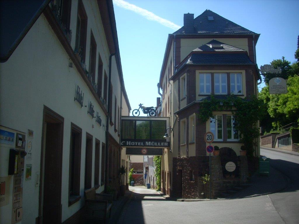 20D7043M.jpg