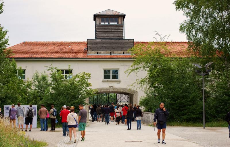 23 Eingang KZ Dachau.jpg