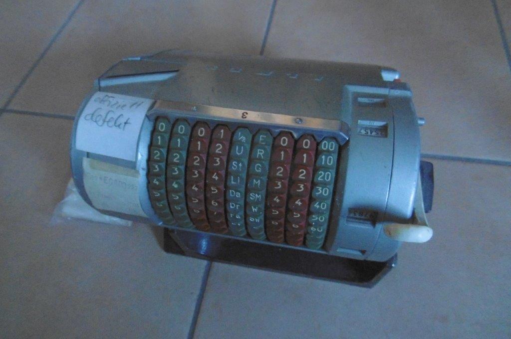 24D9896M.jpg
