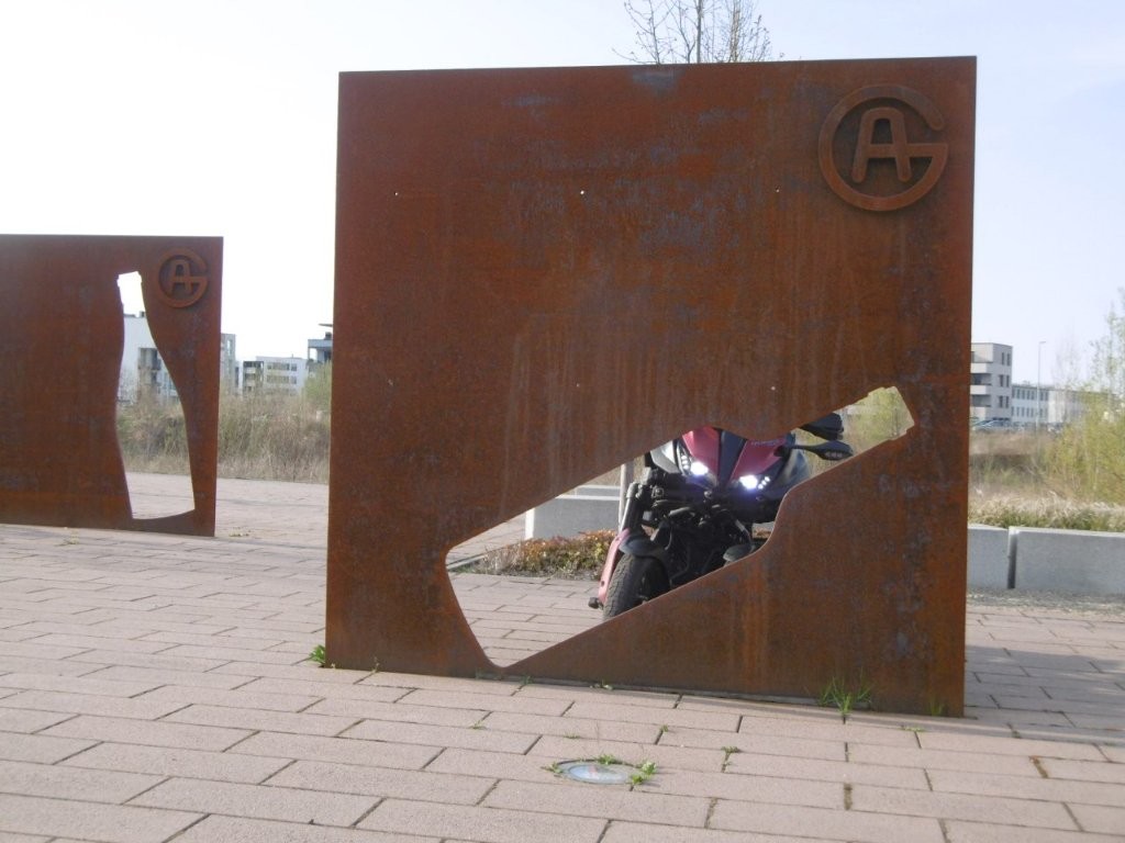 25D3892M.jpg