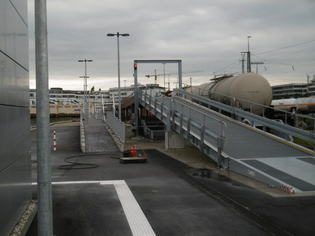 25D4415M.jpg