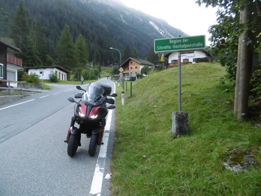 25D5637M.jpg