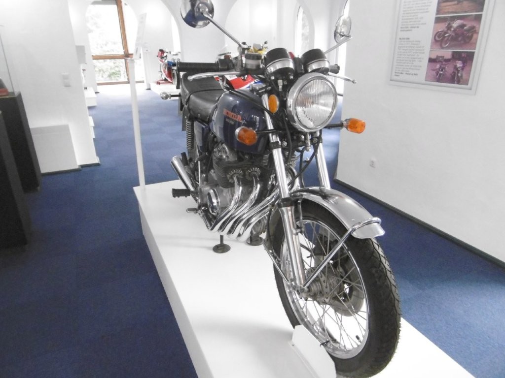 25D5698M.jpg