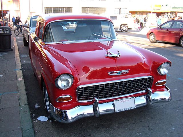 640px-1955_red_Chevrolet_wagon_front.JPG