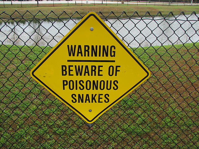 640px-Poisonous_snake_warning_sign.JPG
