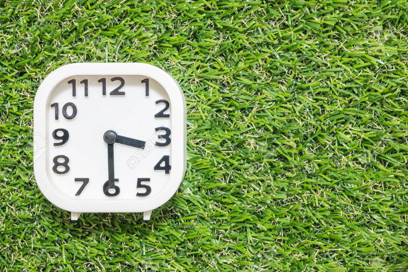 78901518-closeup-weiße-uhr-für-dekorieren-zeigen-eine-halbe-nach-drei-uhr-oder-15-30-uhr-auf-g...jpg