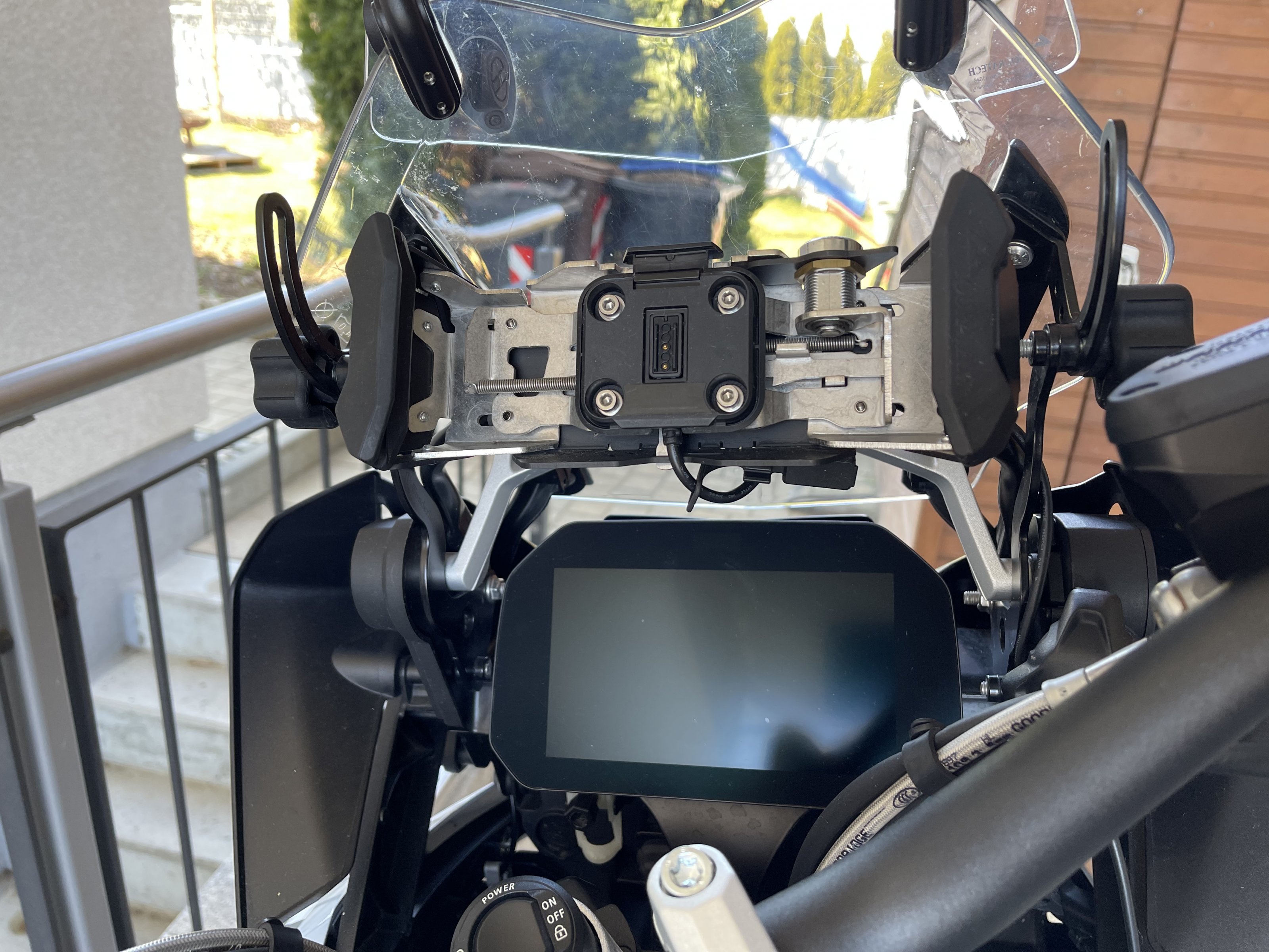 Du suchst die perfekte Halterung für dein Garmin Zumo XT2? Dann bist du hier genau richtig!