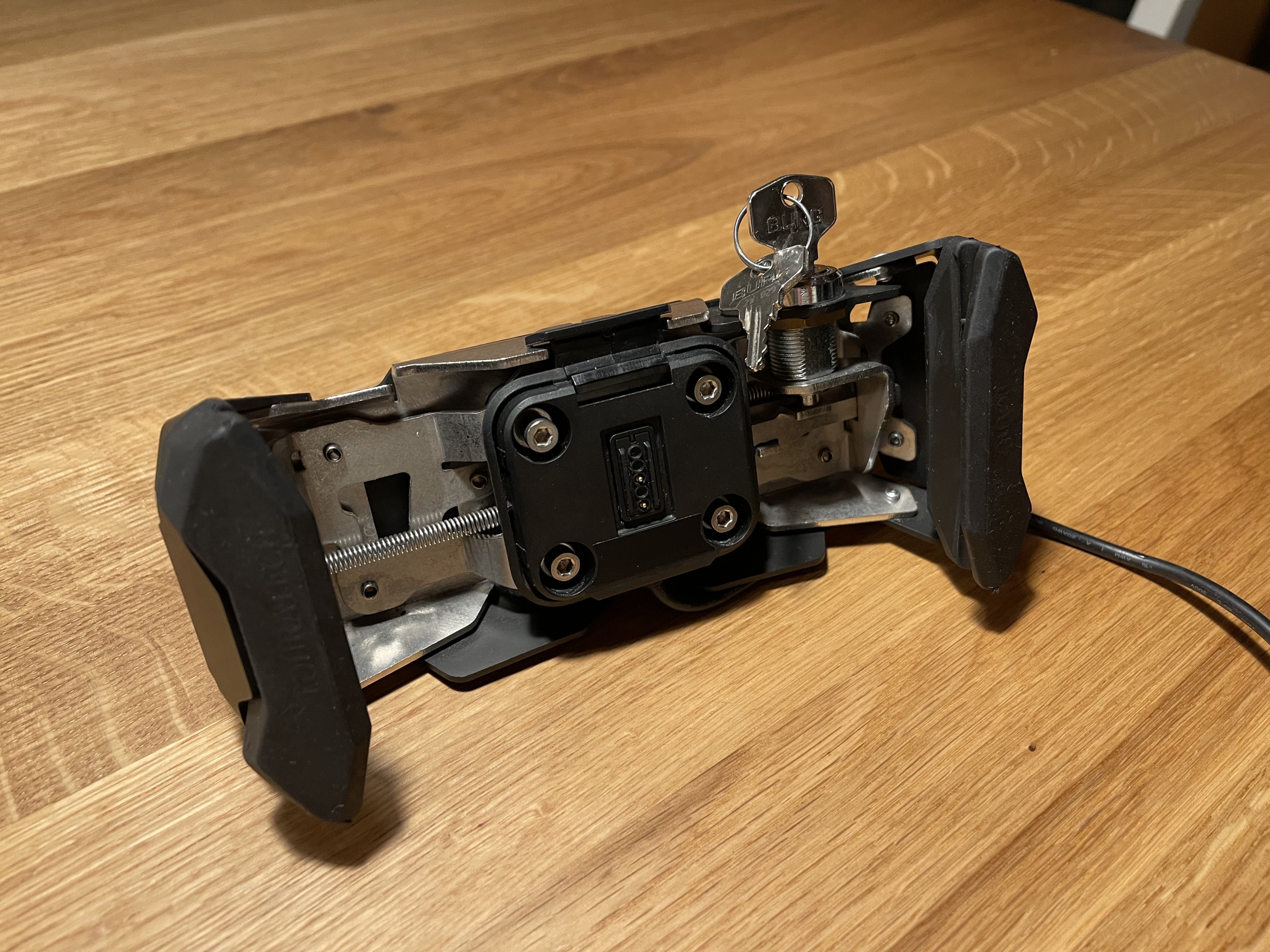 Du suchst die perfekte Halterung für dein Garmin Zumo XT2? Dann bist du hier genau richtig!