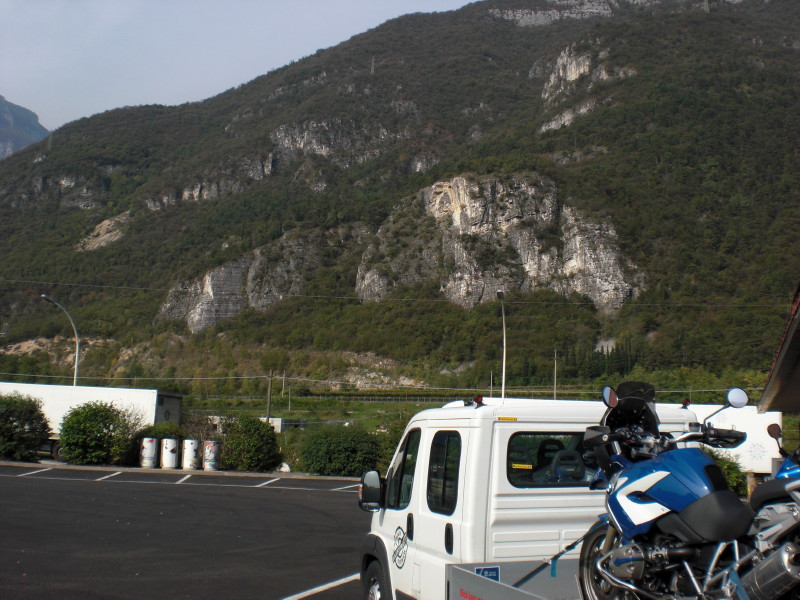 Q und Berge ( Monte Baldo ) - Als die Berge in Sichtweite kamen, habe ich die Q noch fester gespannt...nicht das die scheut und in die Berge flüchtet ;-)