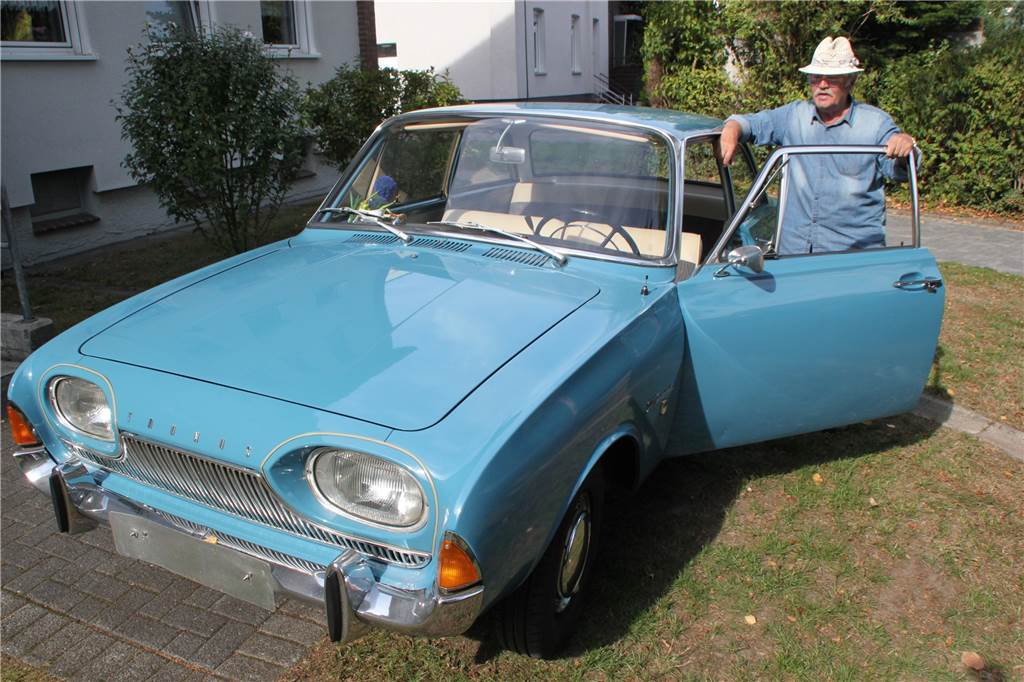 der-ford-taunus-17m-auch-badewanne-genannt-ist-ein-1653783.jpg