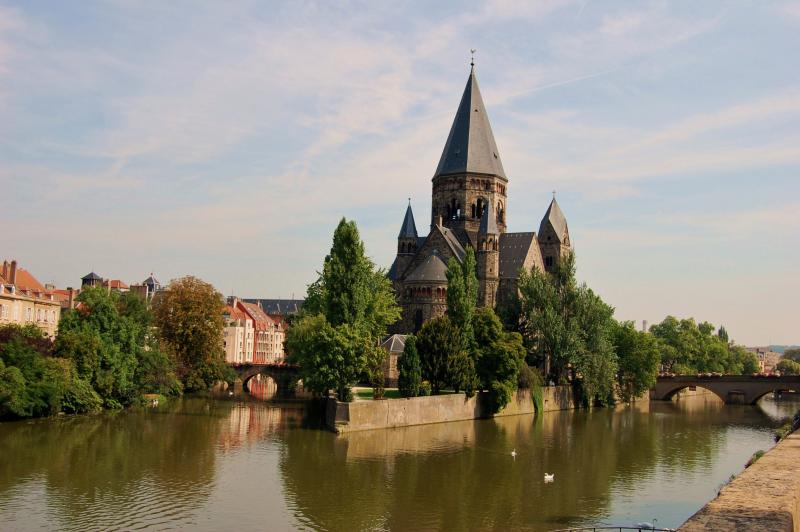 Die Kirche von Temple Neuf liegt wie ein Schiff im Fluss..jpg