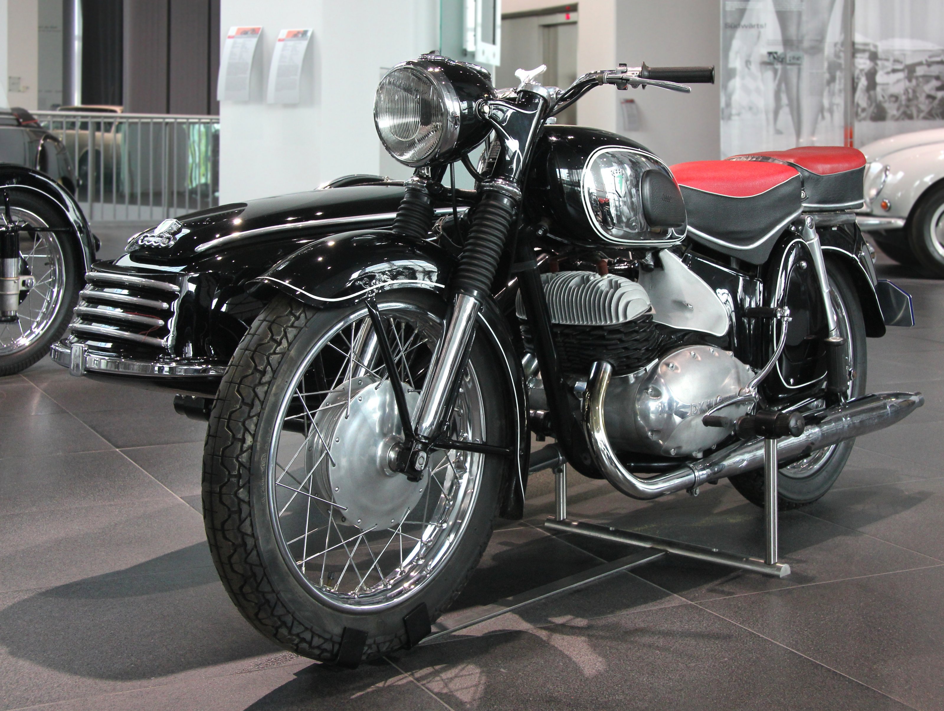 DKW_RT_350_S,_Bj._1956_(links)_im_museum_mobile.JPG