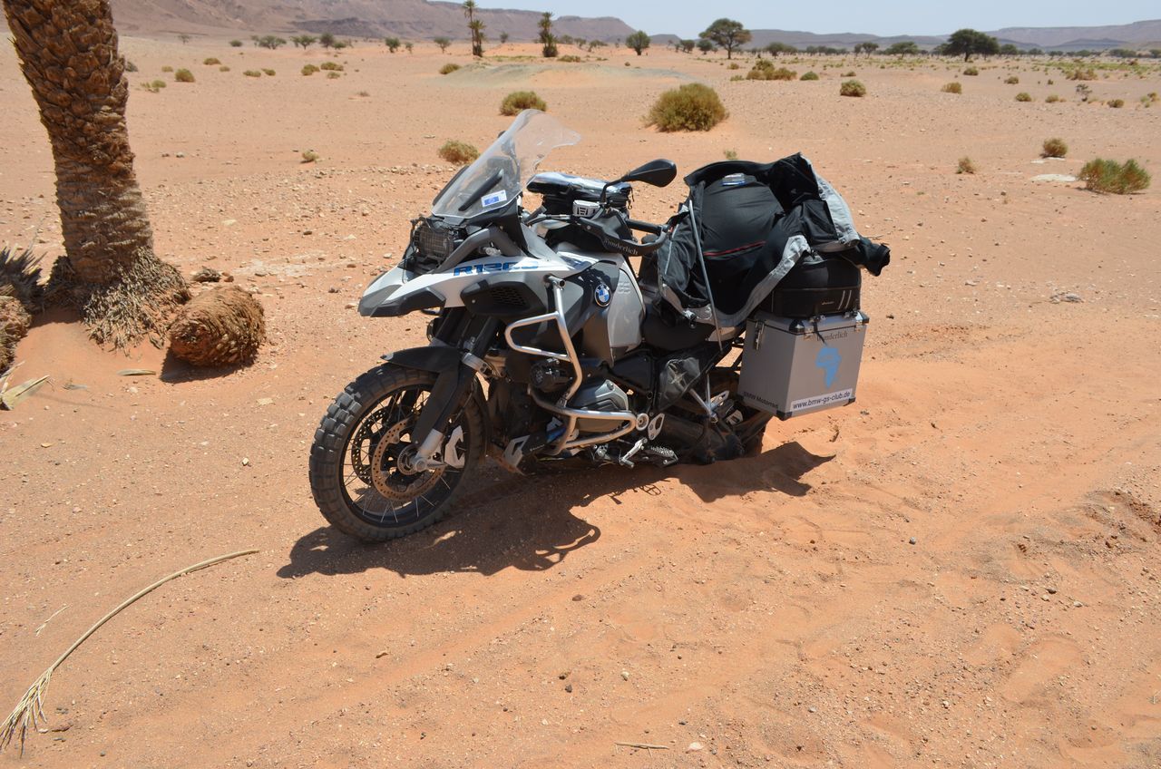 Vollbepackt für 4 Wochen Wüste in Autonomie, d.h. Camping, Wasser+ Wein für 3 Tage, Benzin für 500 Km, Wäsche für 2 Wochen....