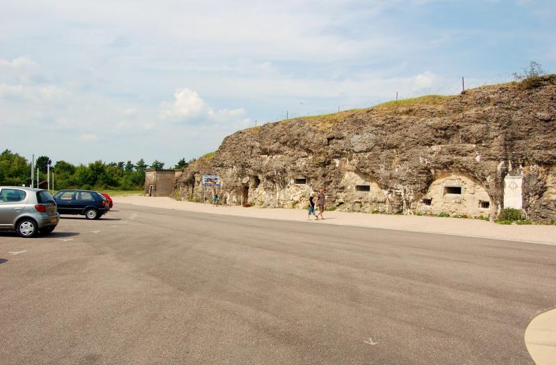 Fort de Vaux. Wo früher gekämpft wurde, ist heute ein Parkplatz..jpg