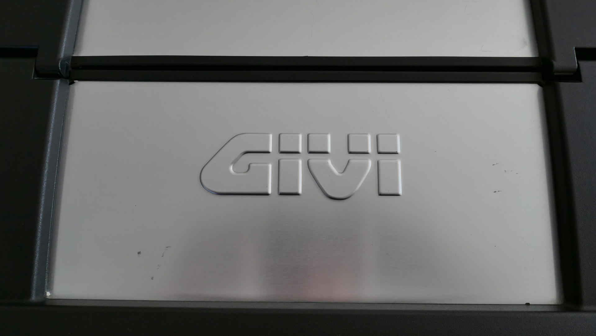 GIVI_TRK_46N_Alu_Deckel_oben_Kratzer_18.JPG