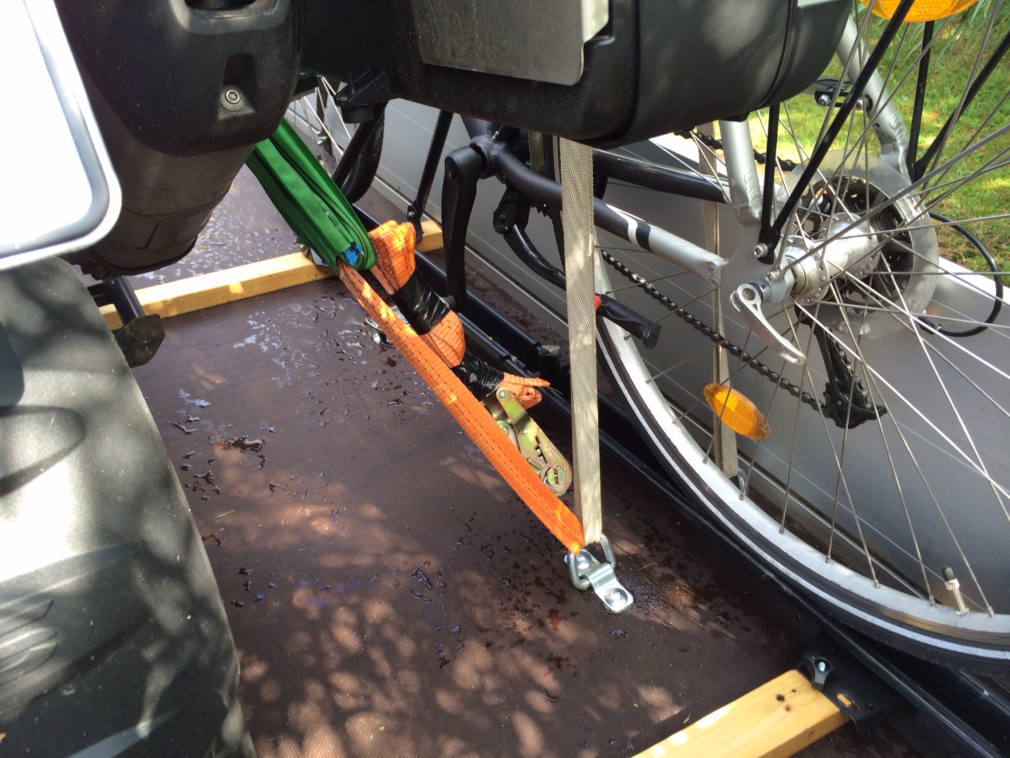 ein fahrrad mit dem anhänger richtig transortieren