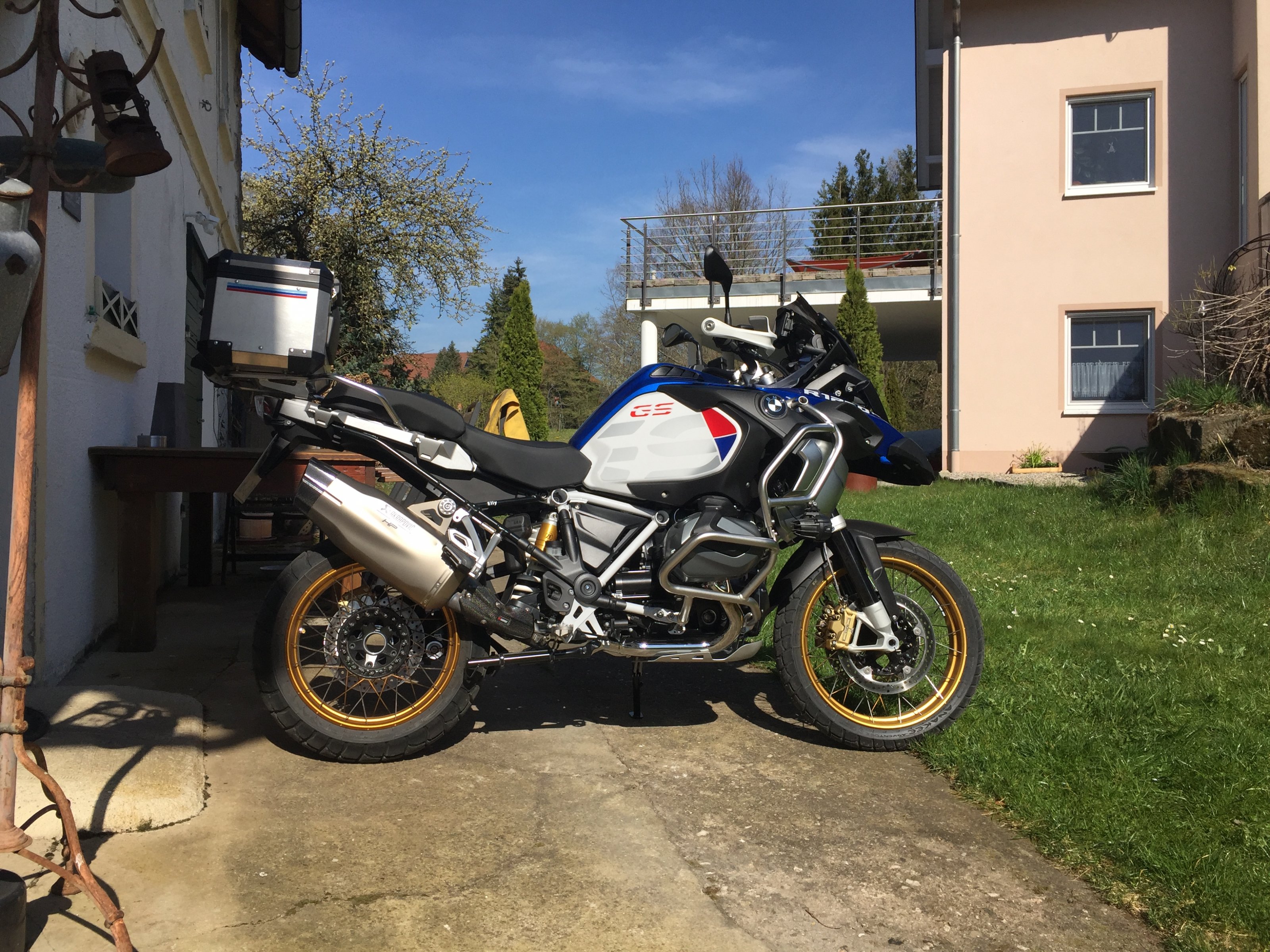 Hallo Wer Hat Eine 1250 GS ADV Mit Akra ab Werk