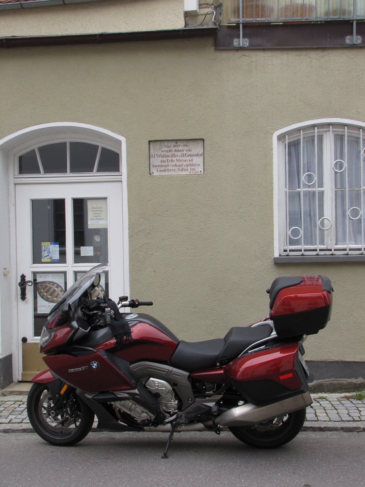 K1600GT vor H und W Gedenktafel 03.07.11 01.jpg