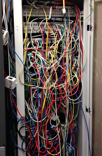 Lanline_Kabelmanagement_messy-rack-329x500.jpg