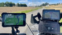 man kann sich auch mehrere Geräte ans Motorrad schrauben.jpg