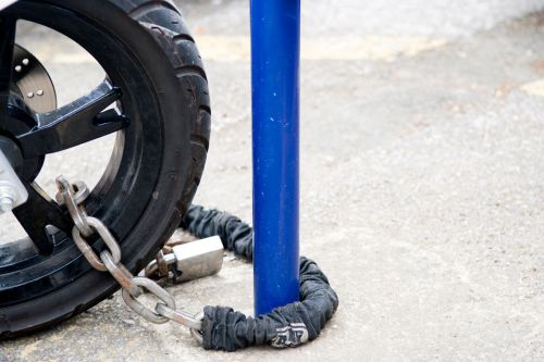 motorradschloesser-mit_kettenschloss_gesichertes_motorrad_thumb.jpg