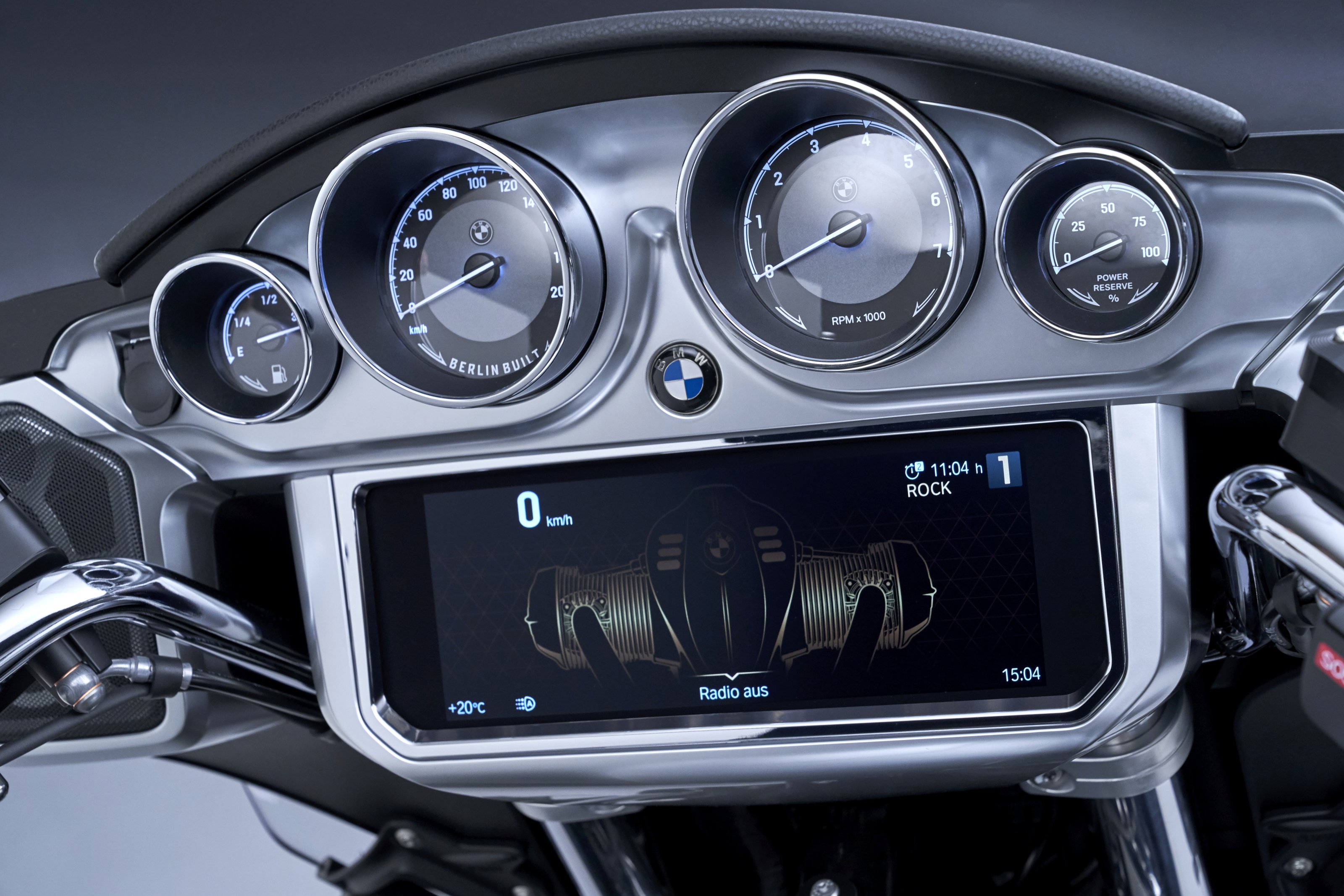 P90431033_highRes_the-new-bmw-r-18-tra.jpg