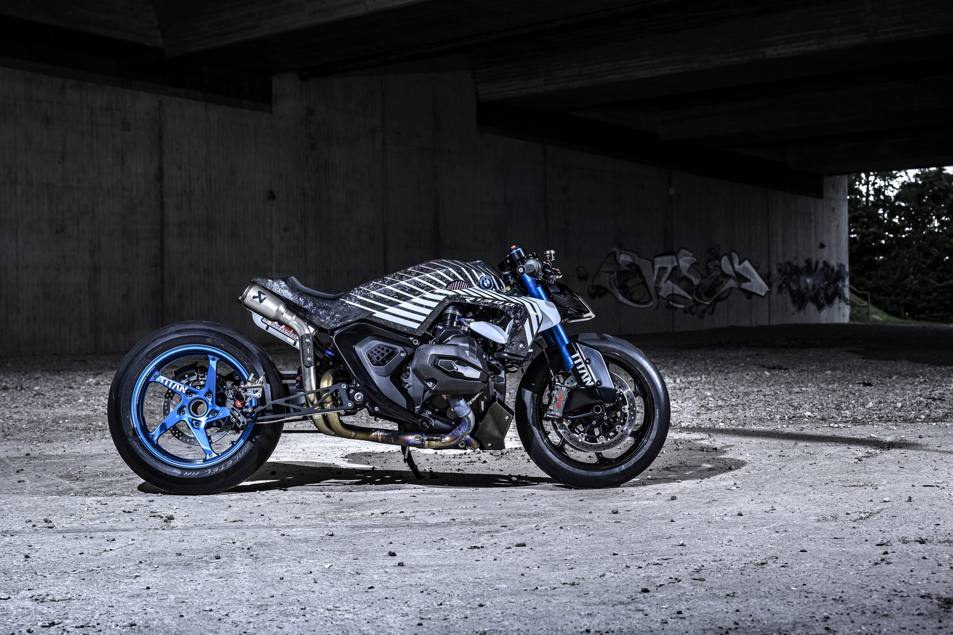 P90608479_highRes_bmw-motorrad-present.jpg