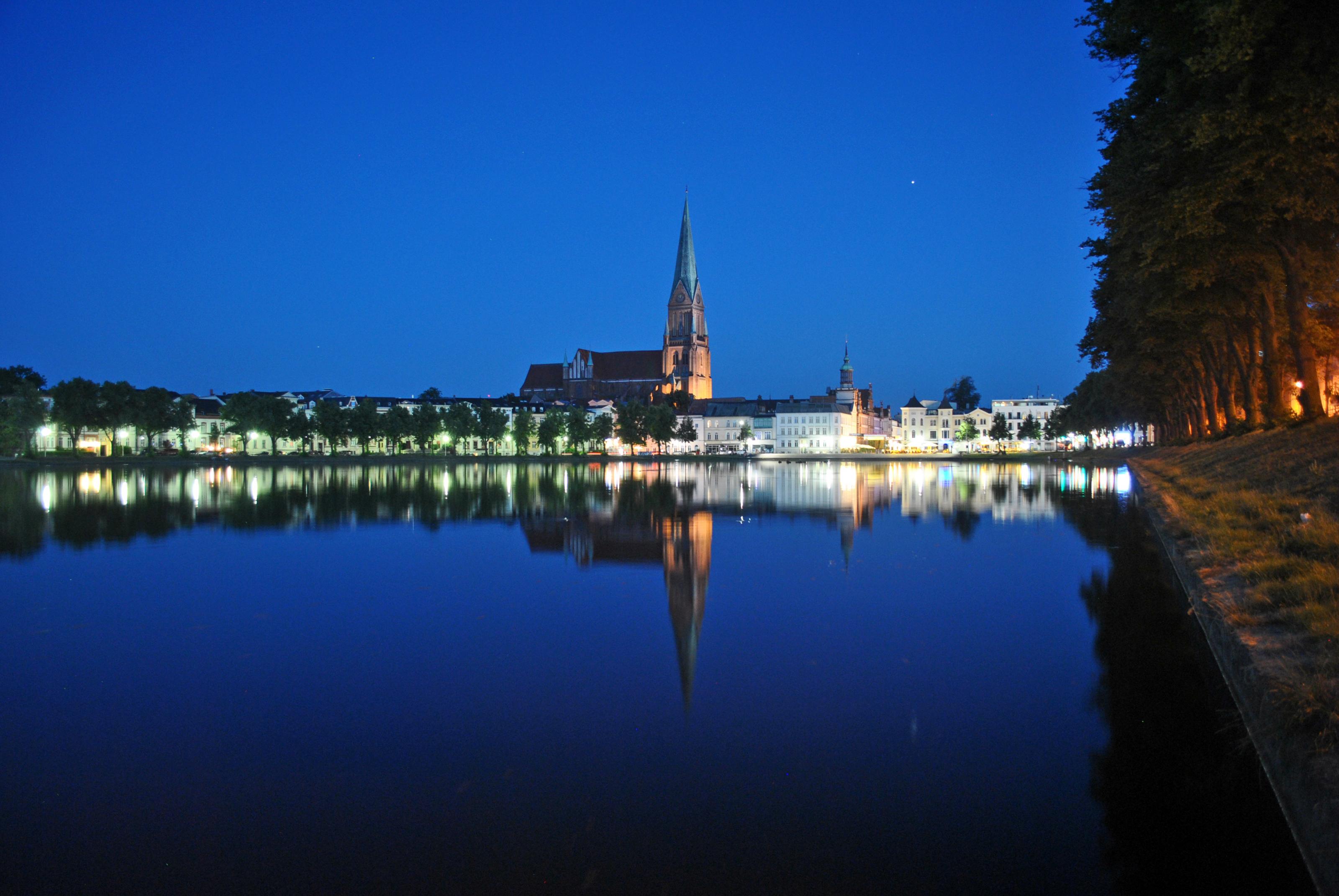 schweriner dom im blick vom pfaffenteich.jpg