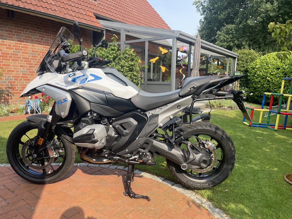 Shad-Koffer_2024-08-18_02_Halter links.jpg