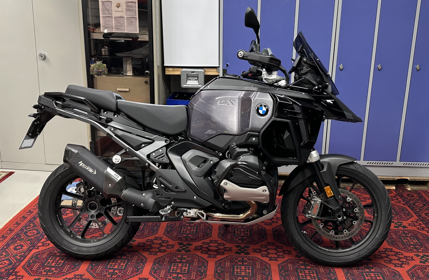 Unbenannt.png   R1300 GSA HP Corse  SPS carbon kurz titan schwarz .png 2.png