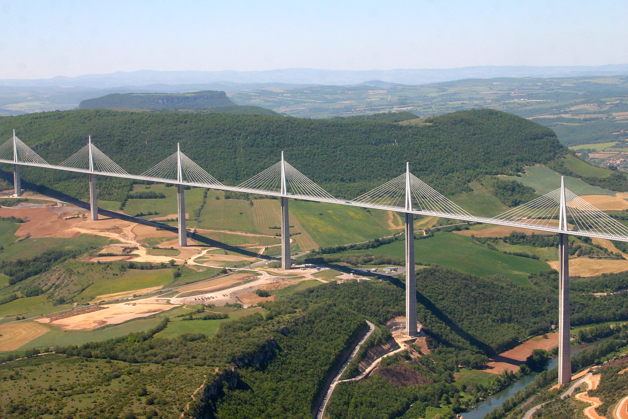 Viaduc_de_Millau,_seen_from_the_air_(2005).jpg
