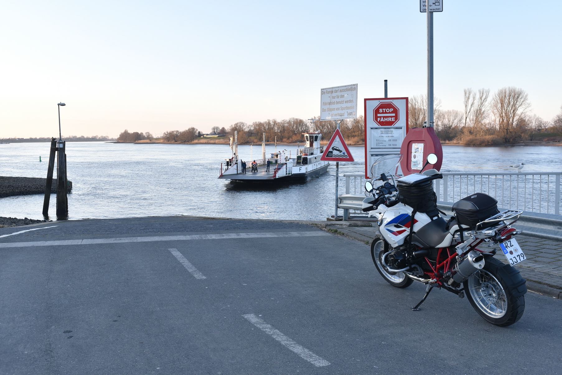 Warten auf die Fähre in Hoopte.JPG