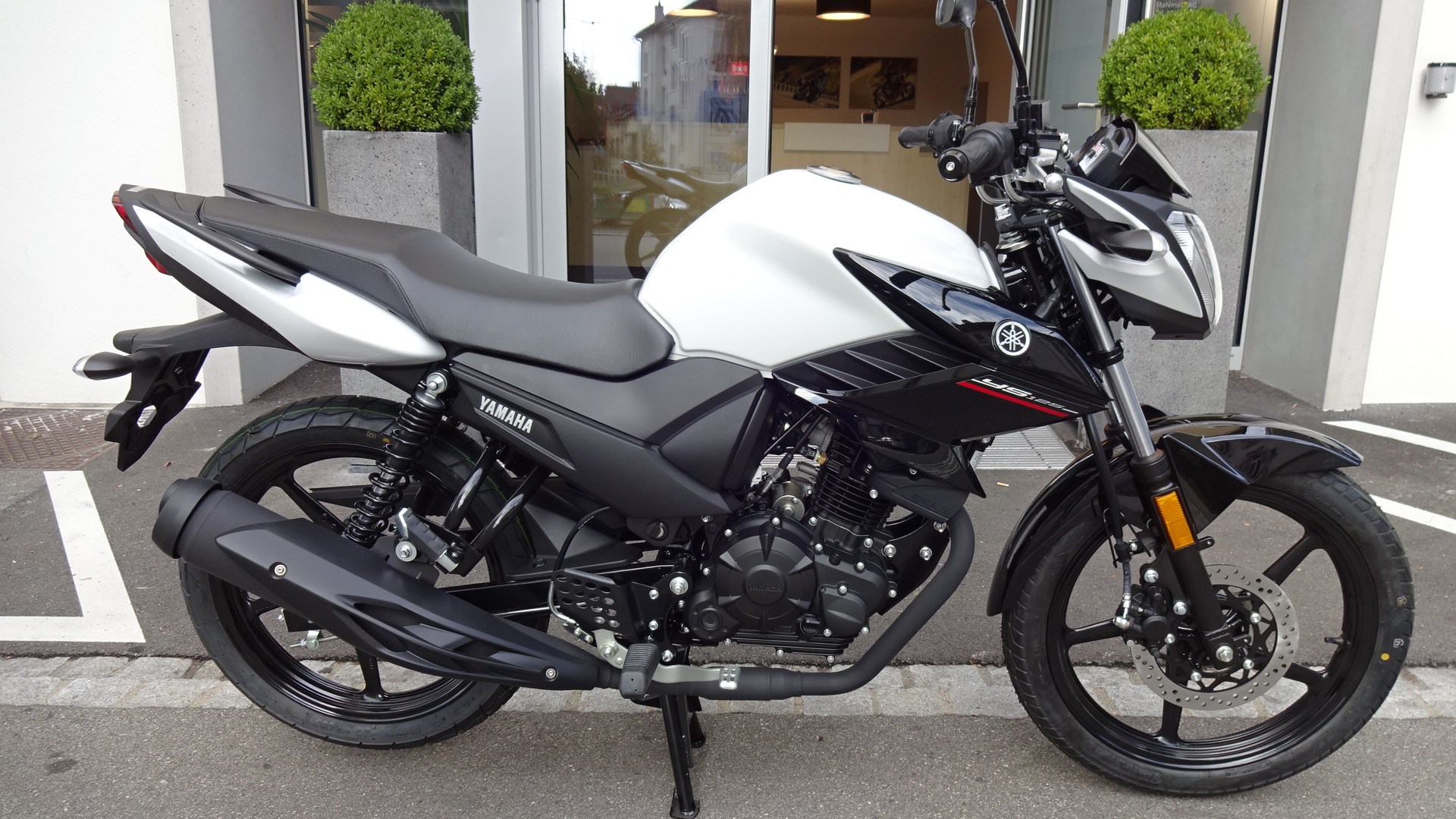 Yamaha YS 125 UBS.jpg