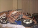 mann-im-bett-mit-motorrad.jpg