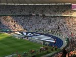 daneben-das-geschmacklose-banner-der-frankfurter-anhaenger-vor-dem-dfb-pokalfinale-.jpg