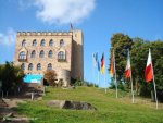 Hambacher_Schloss_mit_Fahnen (CK).jpg