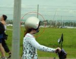 frau_mit_helm_zugeschn.jpg