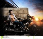 reizvoller-mann-auf-motorrad-26069945.jpg