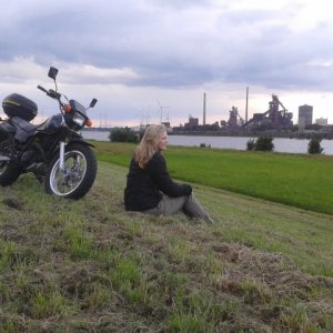 Die große Tochter mit ihrer Yamaha TW125.