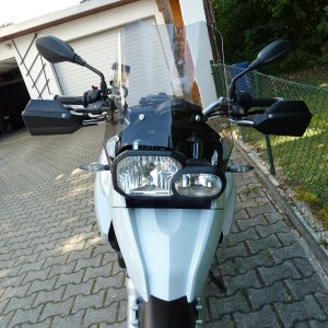 Für ein etwas "bulligeres" Aussehen hab ich dann vorerst auch mit Handprotektoren und einem anderen Windschild gesorgt :D