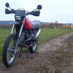 R100GS vor der Landebahn