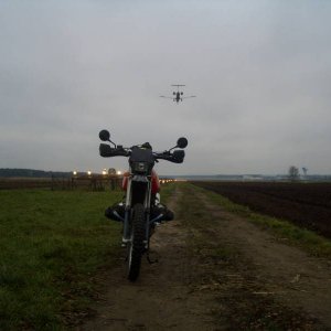 R100GS vor der Landebahn